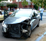 22/02/2008: Espectacular choque entre dos autos.  El conductor del Peugeot result� ileso, aunque su coche sufri� importantes da�os. 