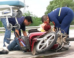 06/03/2008: Dos lesionados al caer de una moto en la ruta 6.  Personal de bomberos asistiendo a las personas lesionadas. 