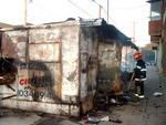 19/03/2008: Arde un kiosco ubicado en la puerta de Tribunales.  El personal de bomberos tratando de controlar definitivamente el fuego. 