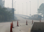 16/04/2008: Recrudecieron los incendios en la isla y la ciudad fue invadida por el humo.  El ingreso al complejo ferrovial Z�rate Brazo - Largo, durante el corte.    Ya se quemaron 66. 000 hect�reas. Ayer se debi� cortar el puente Z�rate Brazo Largo y las rutas 12, 14 y 9 