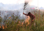 18/04/2008: Incendio de pastizales caus� alarma en Barrio Las Acacias.  Un vecino tambi�n colaborando con los bomberos en la sofocaci�n. 