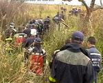 22/04/2008: El fuego recobr� fuerza en Entre R�os, aunque est� controlada la mayor�a de los focos del incendio.  Una de las cuadrillas de bomberos trabajando en el interior de la isla Talavera.      Una cuadrilla de bomberos de Campana trabajo intensamente el domingo en el combate de uno de los focos 