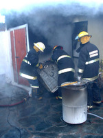 30/05/2008: Incendio destruy� parte de una vivienda en la calle Vicente L�pez.  Bomberos removiendo parte de los elementos siniestrados. 
