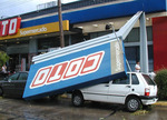 14/11/2009: El cartel del mercado Coto cedi� y cay� sobre dos autom�viles. 