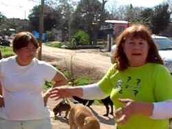 Clarita dando su testimonio junto a una vecina que colabora