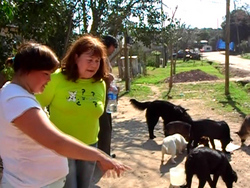 La Sra. Clara Yiedro -a la derecha- observando y analizando el estado general de los animales atendidos.