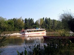 Lancha de Pasajeros: Todos los dias parte del puerto de Campana atravesando el Canal Alem