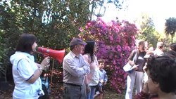 Docentes, Vicente Lazar�n y parte del grupo, escuchan las explicaciones de la gu�a Adriana, bibliotecaria de la Escuela 26