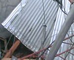 El techo destruido por el impacto