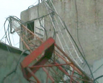 Una vista del incidente donde se aprecia la torre desplomada
